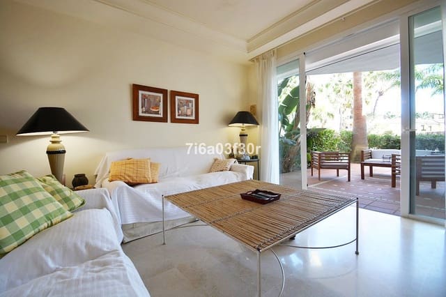 Appartement de 2 chambres de location de vacances à Puerto Banus, Marbella avec piscine garage - 1 500 € (Ref: 9996242)