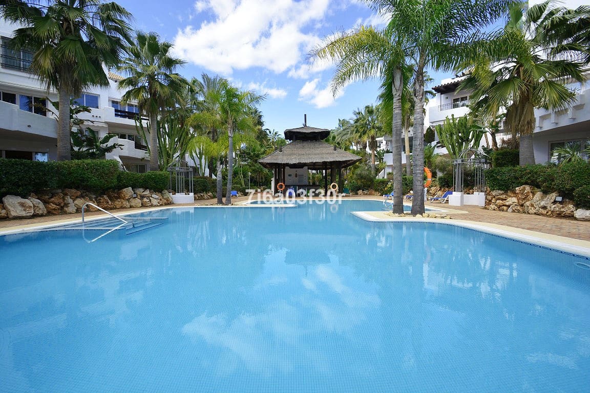 2 sypialnia Apartament na kwatery wakacyjne w Puerto Banus z basenem garażem - 1 500 € (Ref: 9996242)