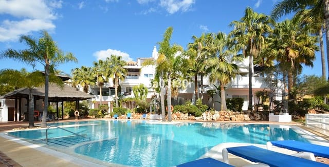 Appartement de 2 chambres de location de vacances à Puerto Banus, Marbella avec piscine garage - 1 500 € (Ref: 9996242)