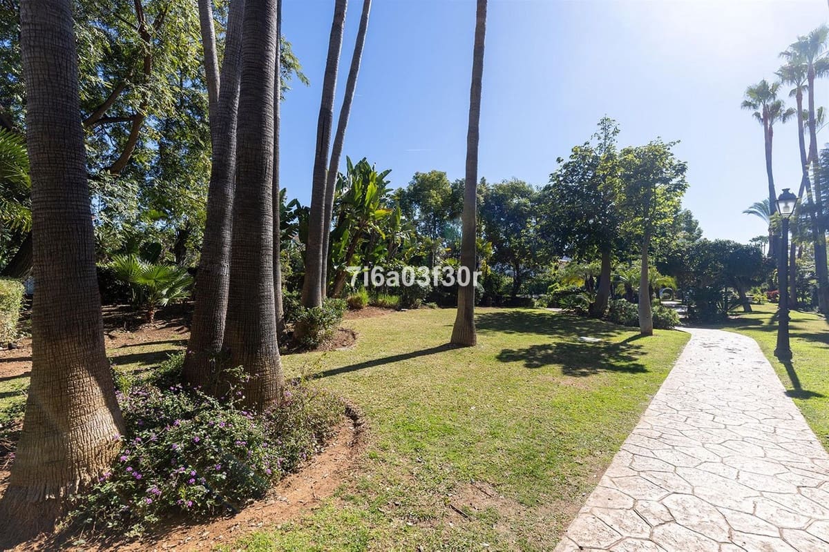 2 bedroom Apartment for sale in Puerto Banus with pool garage - € 515,000 (Ref: 9998094)