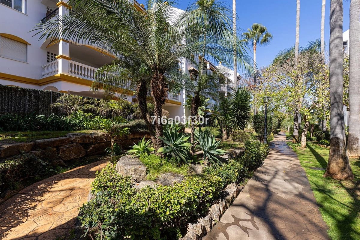 2 bedroom Apartment for sale in Puerto Banus with pool garage - € 515,000 (Ref: 9998094)