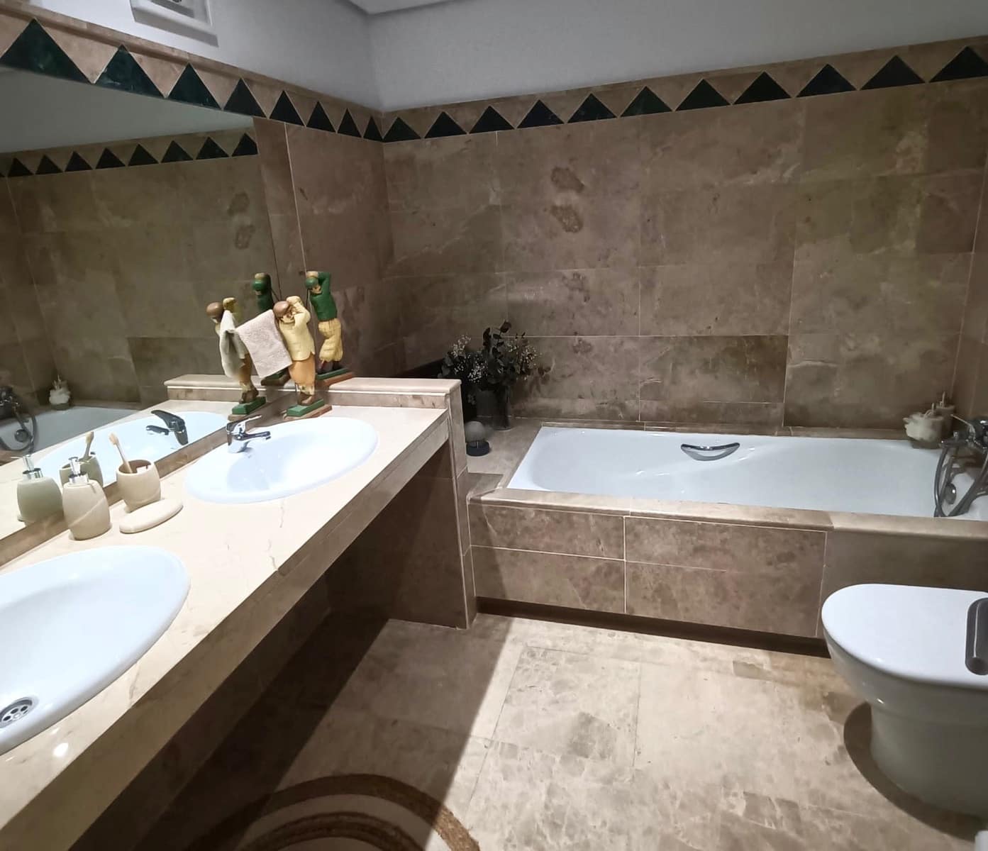 3 slaapkamer Rijtjeshuis te koop in San Roque met zwembad garage - € 775.000 (Ref: 8139569)