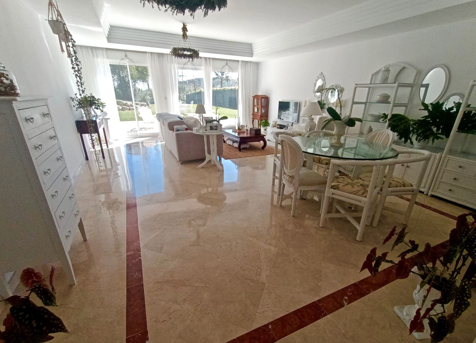 3 slaapkamer Rijtjeshuis te koop in San Roque met zwembad garage - € 775.000 (Ref: 8139569)