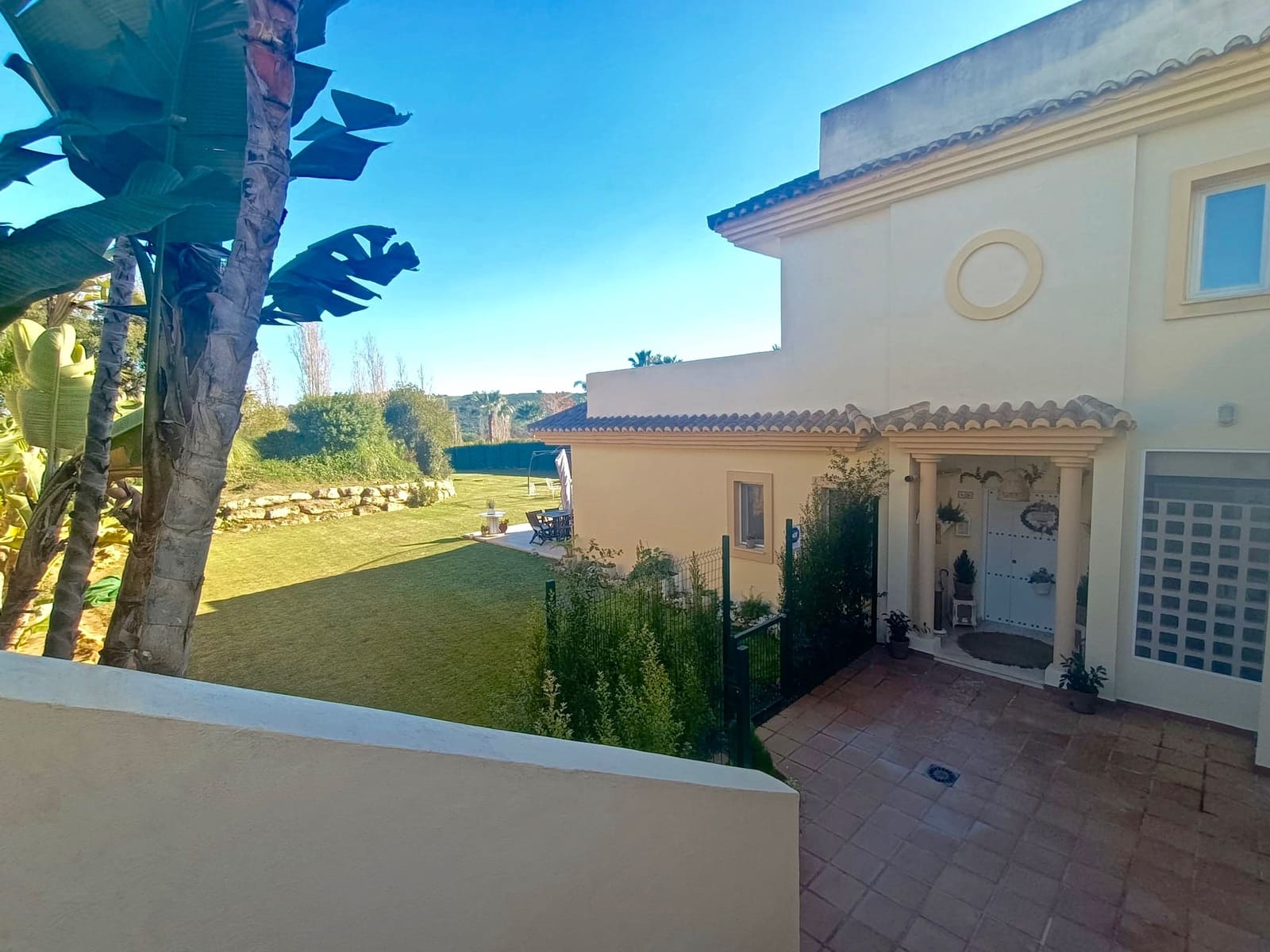 3 slaapkamer Rijtjeshuis te koop in San Roque met zwembad garage - € 775.000 (Ref: 8139569)