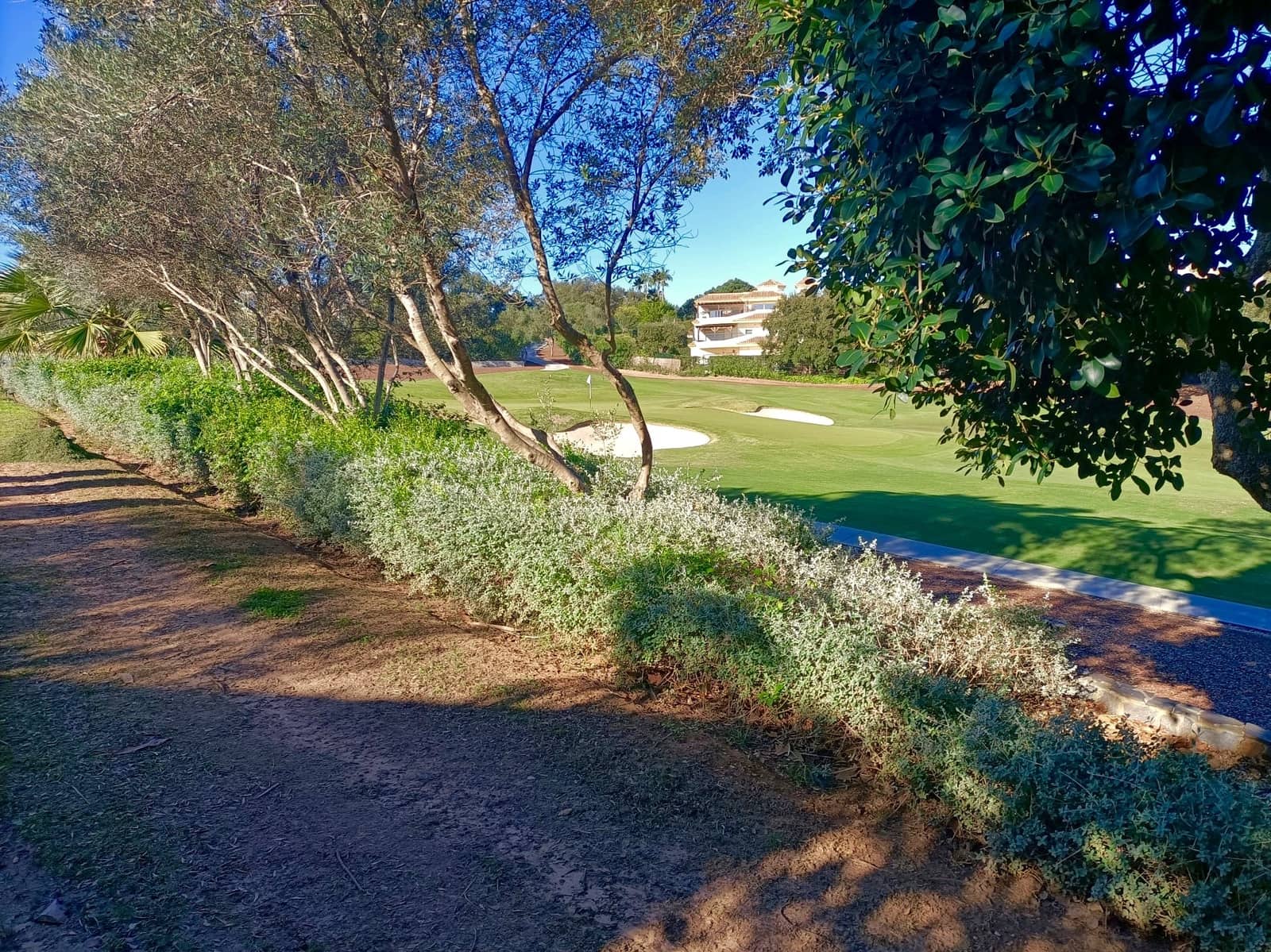 3 slaapkamer Rijtjeshuis te koop in San Roque met zwembad garage - € 775.000 (Ref: 8139569)