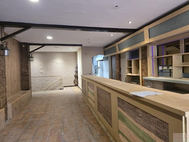 8 bedroom Commercial for sale in Arrancapins, Valencia city - € 470,000 (Ref: 9207837)