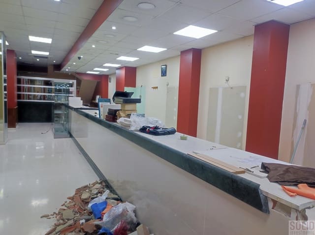 Local Commercial de 8 chambres à louer à Sant Francesc, Valence ville - 4 800 € (Ref: 9271854)