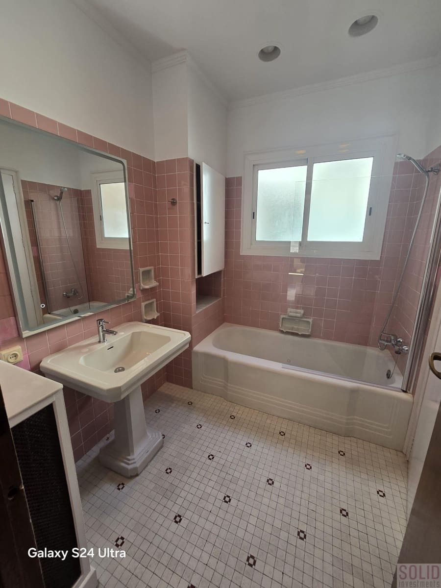 Flat for rent in Valencia city - € 4,300 (Ref: 9841892)