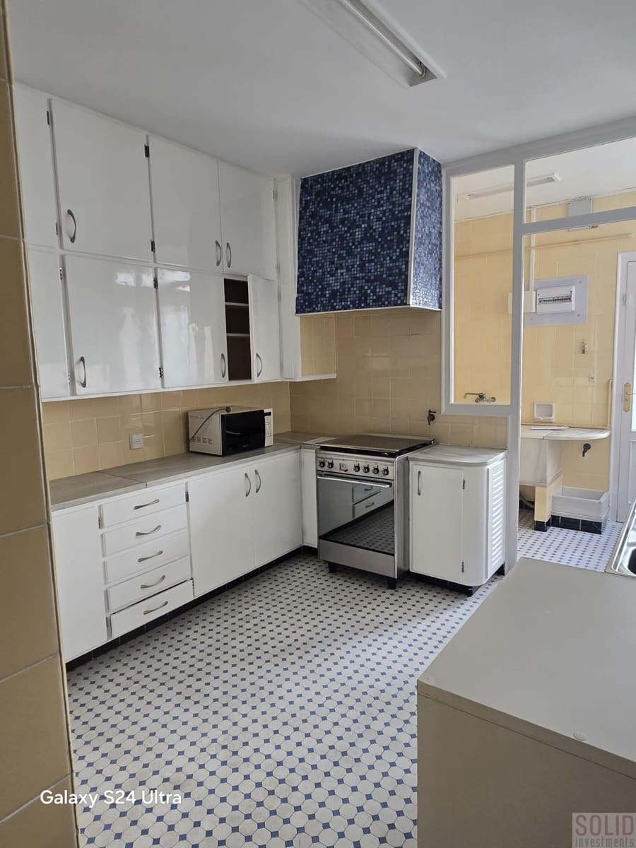 Flat for rent in Valencia city - € 4,300 (Ref: 9841892)