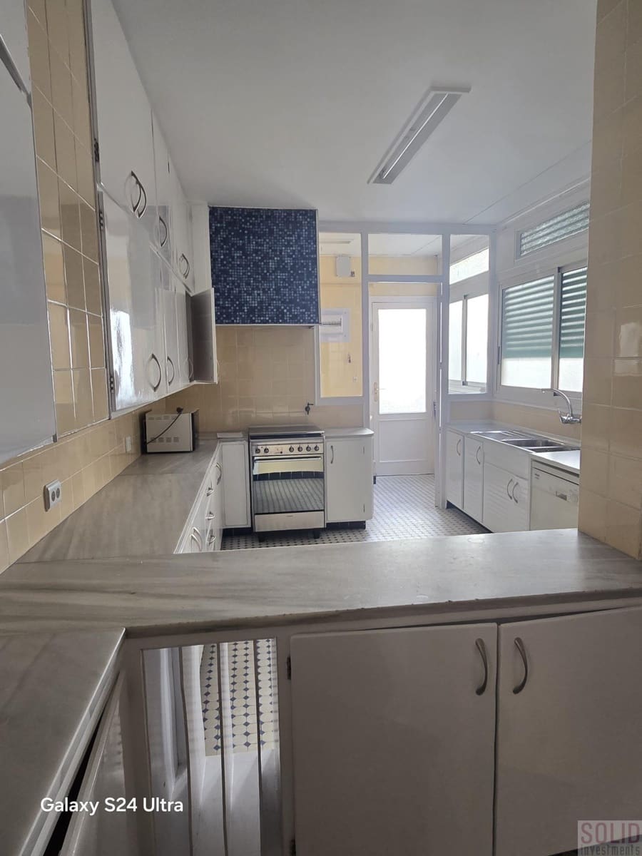 Flat for rent in Valencia city - € 4,300 (Ref: 9841892)