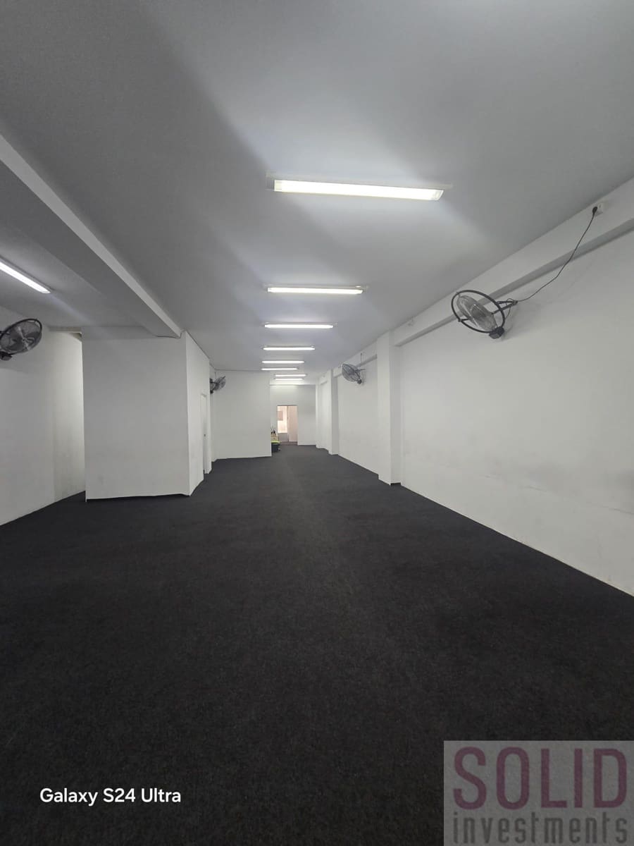 3 makuuhuone Kaupallinen myytävänä paikassa Valencia kaupunki - 180 000 € (Ref: 9952734)