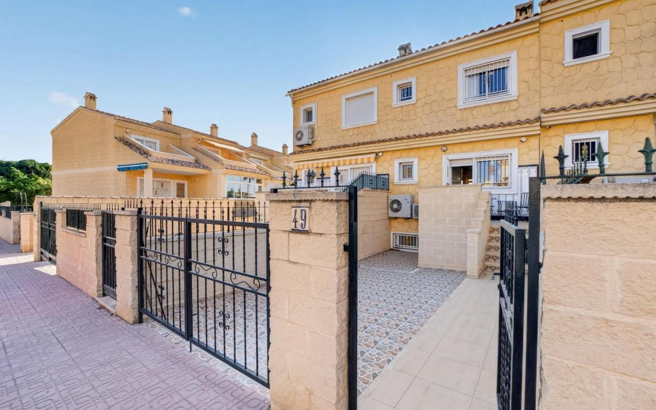 3 sypialnia Dom na sprzedaż w Punta Prima z basenem - 339 000 € (Ref: 10024833)