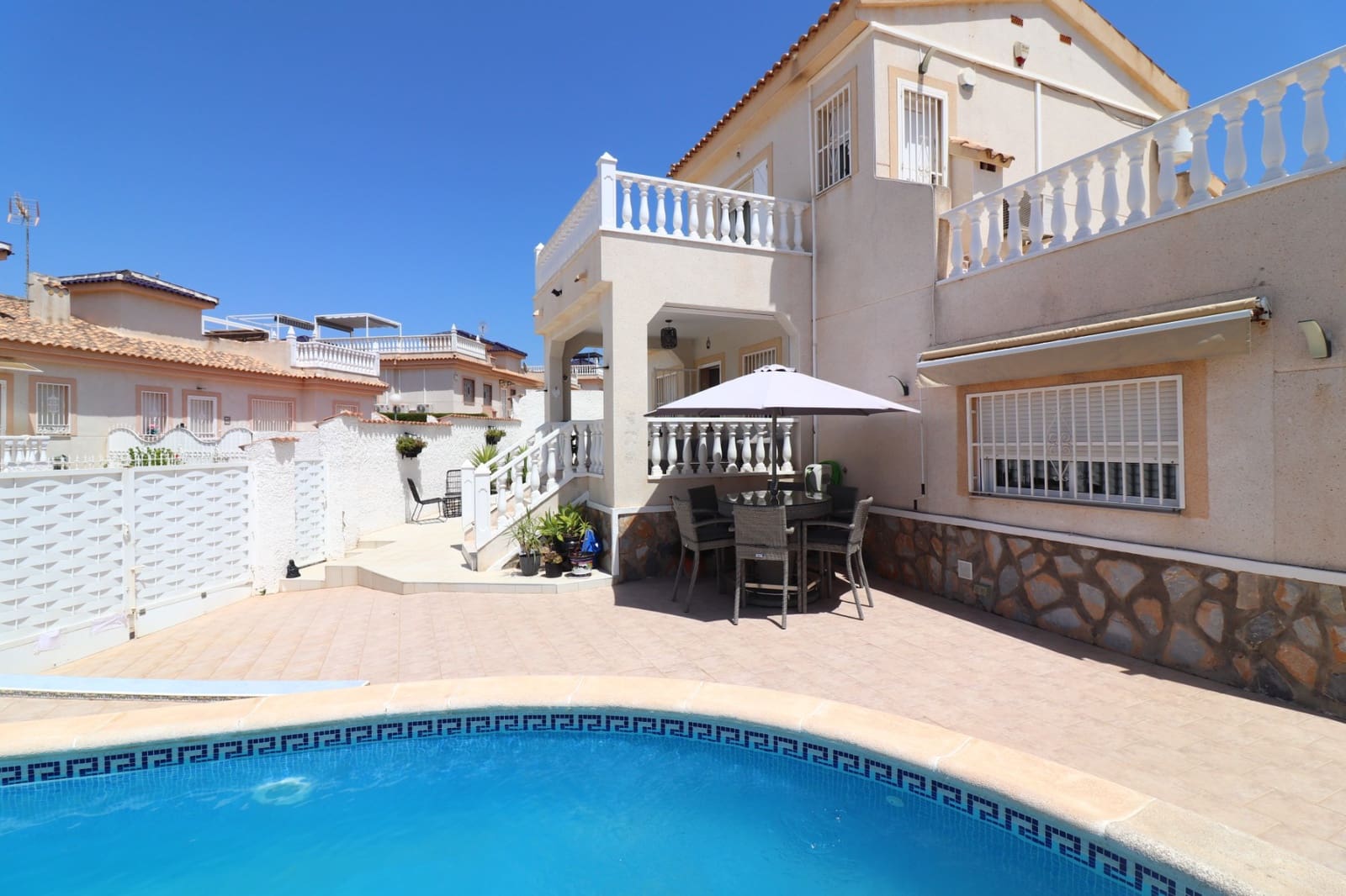 Chalet de 4 habitaciones en Benimar en venta con piscina - 390.000 € (Ref: 10026003)