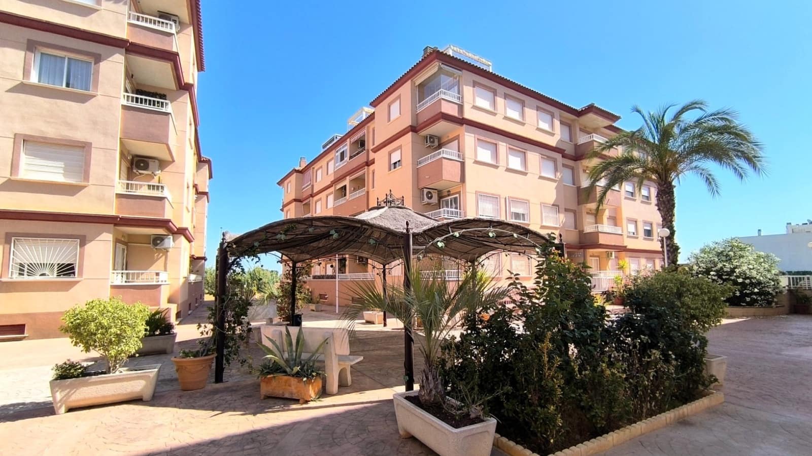 2 soveværelse Lejlighed til salg i Algorfa med swimmingpool - € 125.000 (Ref: 10035809)