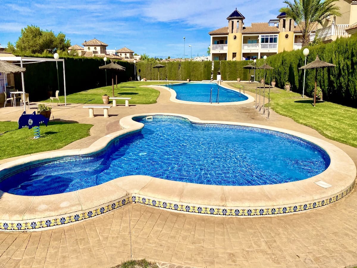 5 soveværelse Villa til salg i Villamartin med swimmingpool garage - € 269.000 (Ref: 10095529)