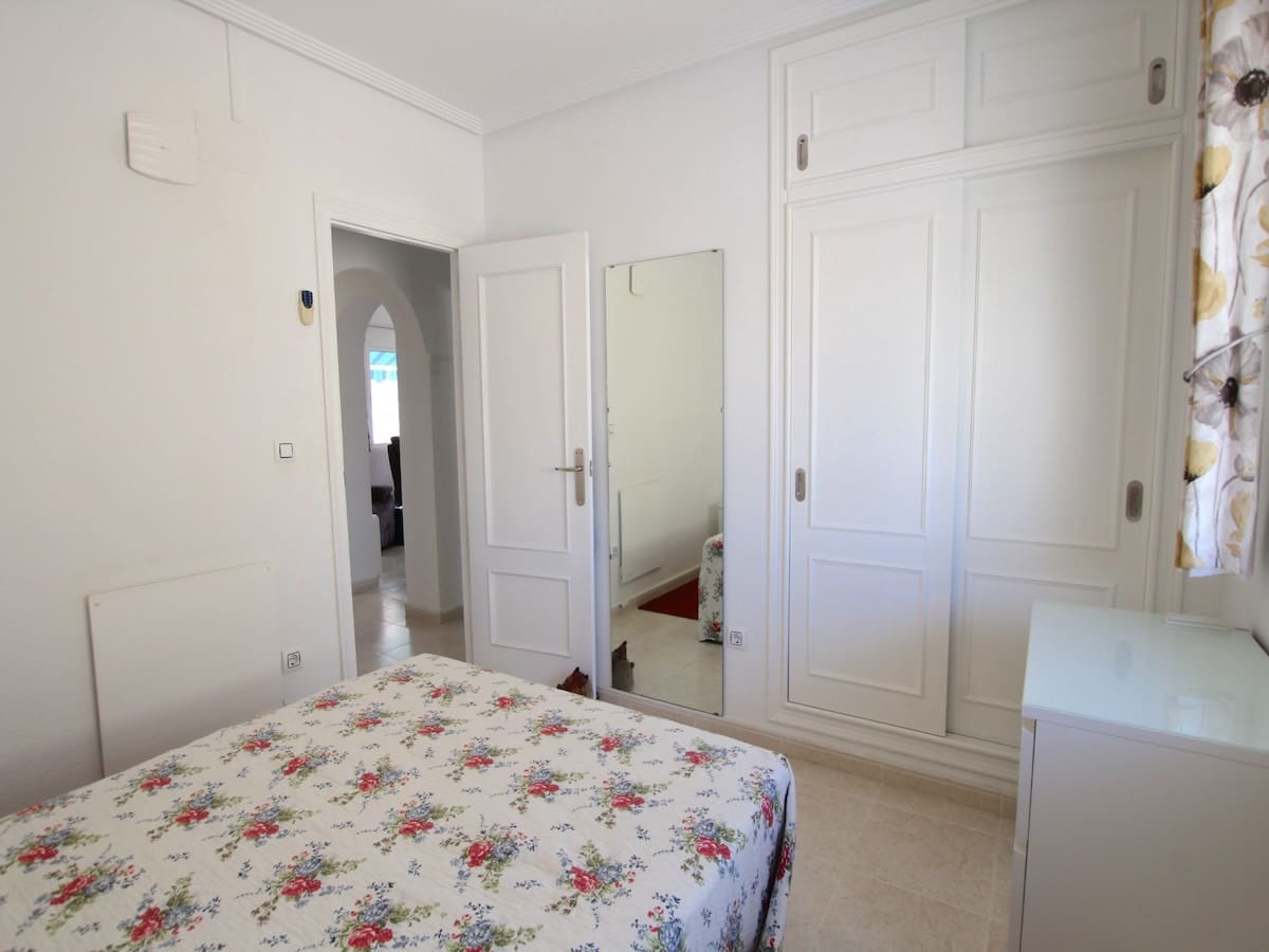 5 soveværelse Villa til salg i Villamartin med swimmingpool garage - € 269.000 (Ref: 10095529)