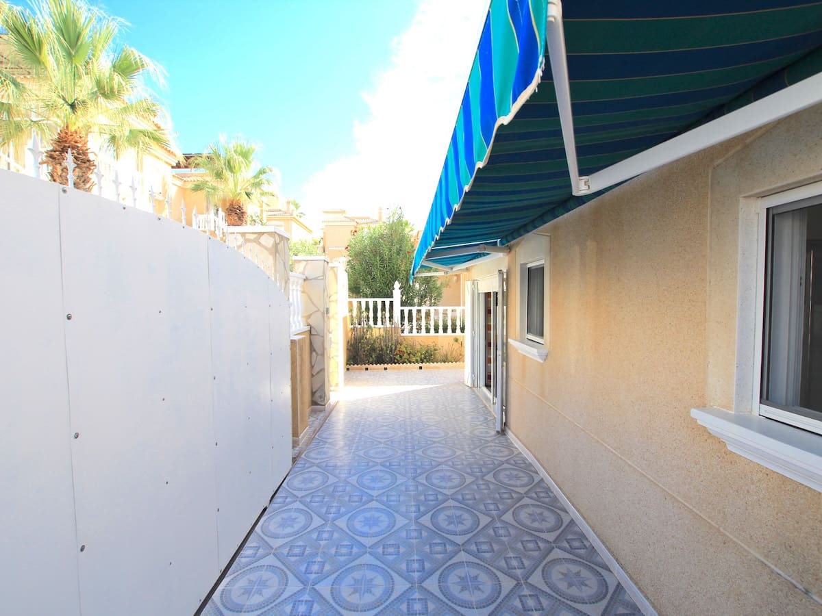 5 soveværelse Villa til salg i Villamartin med swimmingpool garage - € 269.000 (Ref: 10095529)