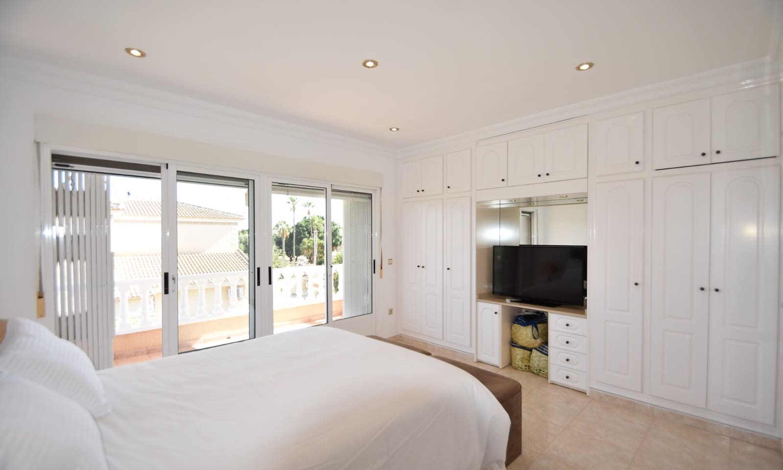 Chalet de 4 habitaciones en Ciudad Quesada en venta con piscina garaje - 575.000 € (Ref: 10100745)