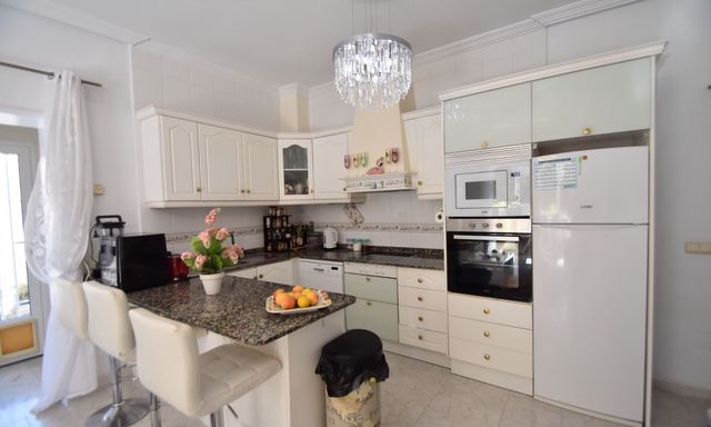 Chalet de 4 habitaciones en Ciudad Quesada, Rojales en venta con piscina garaje - 575.000 € (Ref: 10100745)