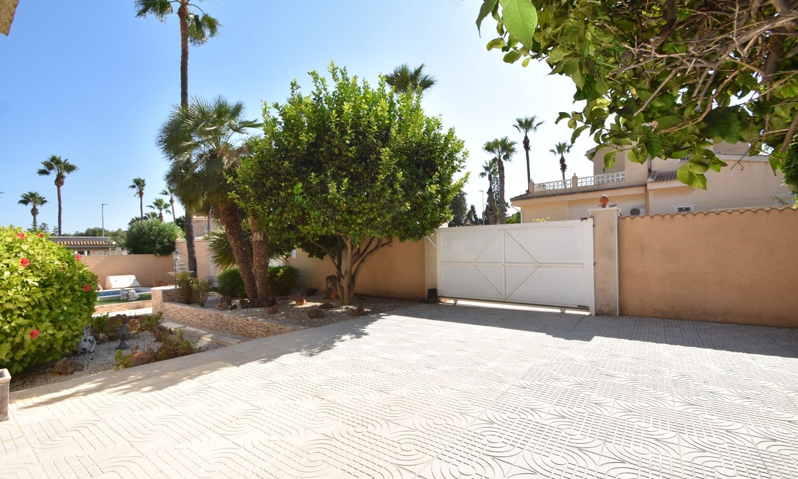 Chalet de 4 habitaciones en Ciudad Quesada en venta con piscina garaje - 575.000 € (Ref: 10100745)
