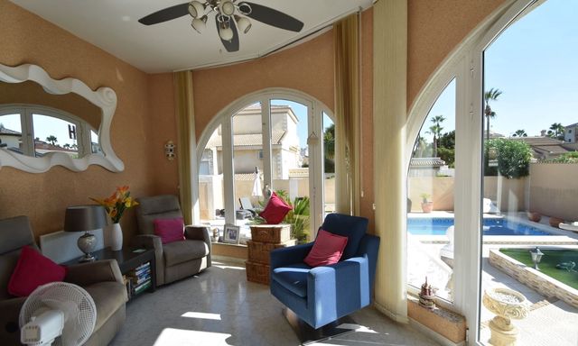 Chalet de 4 habitaciones en Ciudad Quesada, Rojales en venta con piscina garaje - 575.000 € (Ref: 10100745)