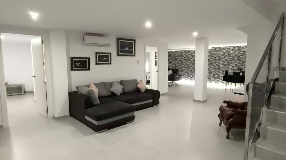 5 bedroom Villa for sale in Benijofar with pool garage - € 450,000 (Ref: 10134884)