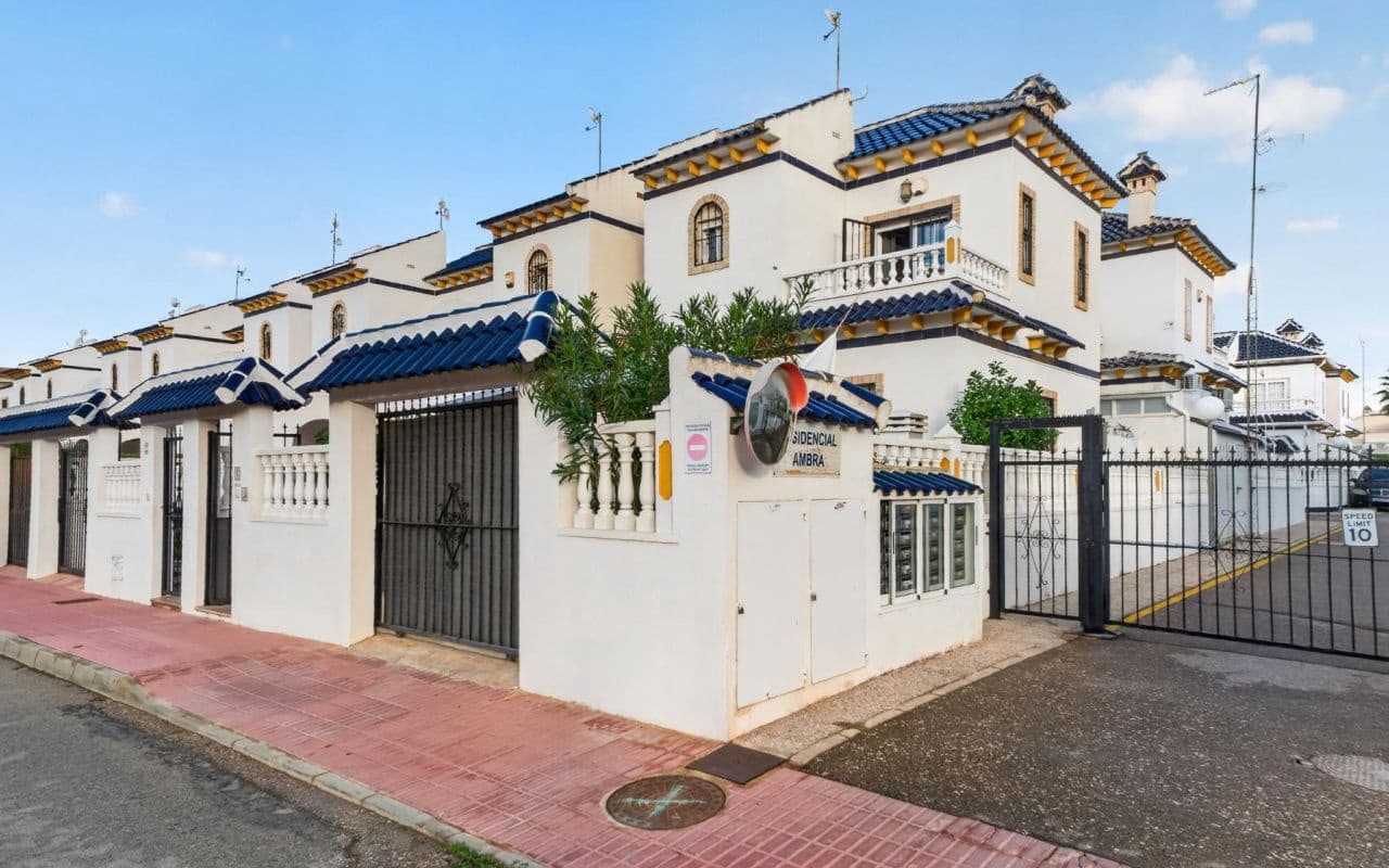 3 soveværelse Byhus til salg i Playa Flamenca med swimmingpool garage - € 219.000 (Ref: 10169338)