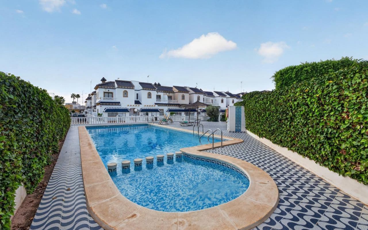 3 soveværelse Byhus til salg i Playa Flamenca med swimmingpool garage - € 219.000 (Ref: 10169338)