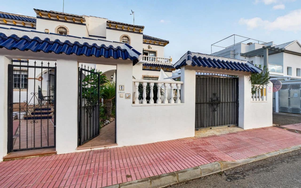 3 soveværelse Byhus til salg i Playa Flamenca med swimmingpool garage - € 219.000 (Ref: 10169338)