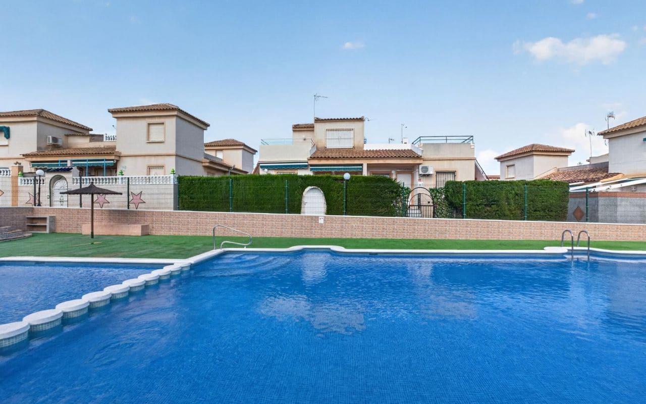 2 soverom Bungalow til salgs i Orihuela Costa med svømmebasseng - € 165 000 (Ref: 10169340)