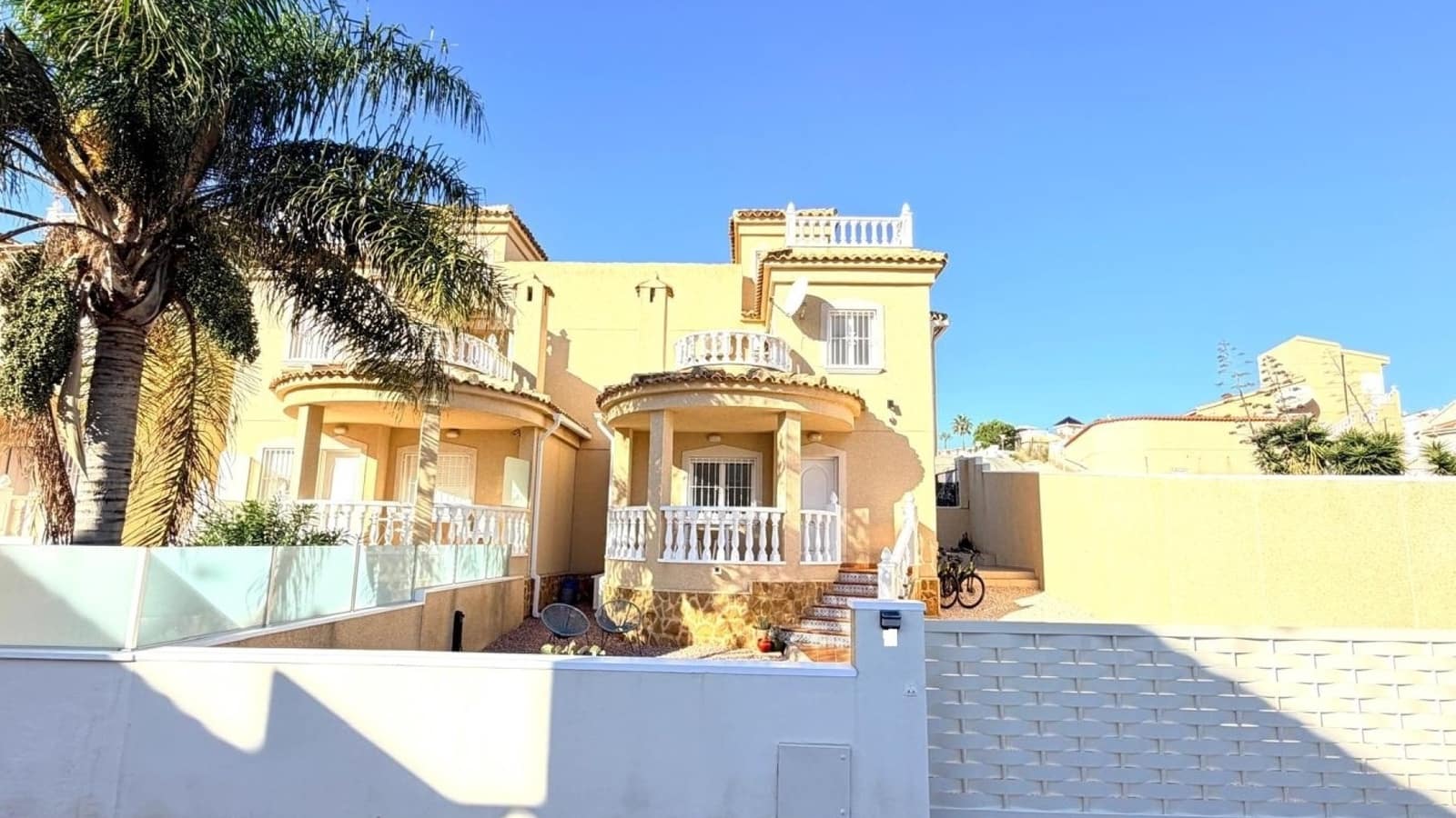 3 soverom Kjedet enebolig til salgs i Ciudad Quesada med svømmebasseng garasje - € 289 000 (Ref: 10175927)