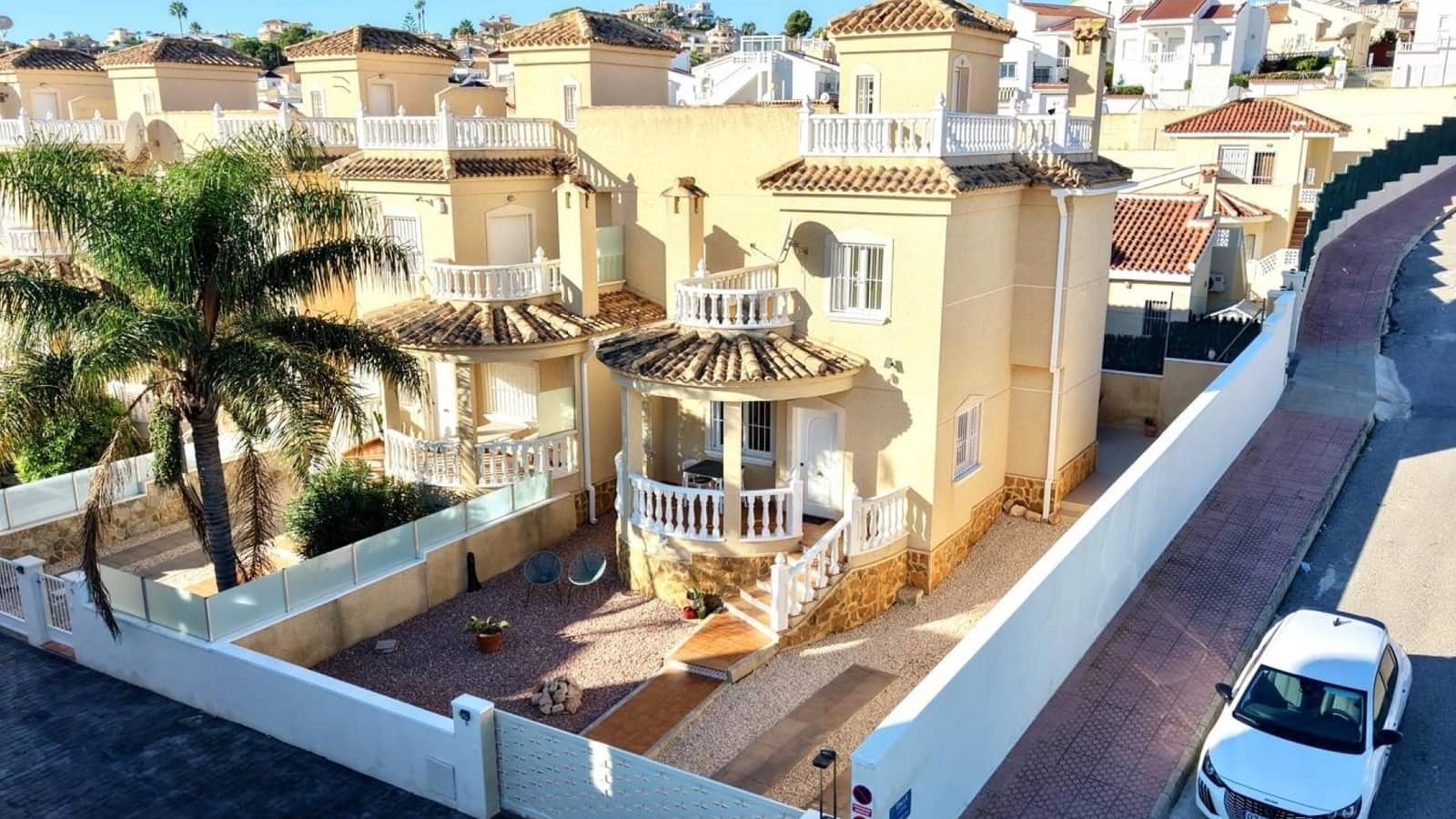 3 soverom Kjedet enebolig til salgs i Ciudad Quesada med svømmebasseng garasje - € 289 000 (Ref: 10175927)