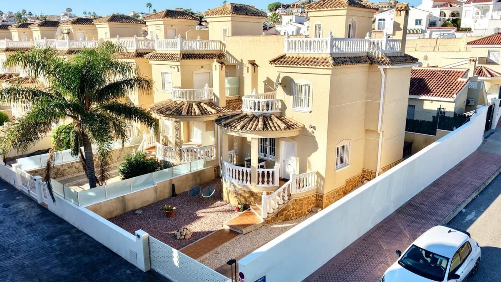 3 soverom Kjedet enebolig til salgs i Ciudad Quesada med svømmebasseng garasje - € 289 000 (Ref: 10175927)