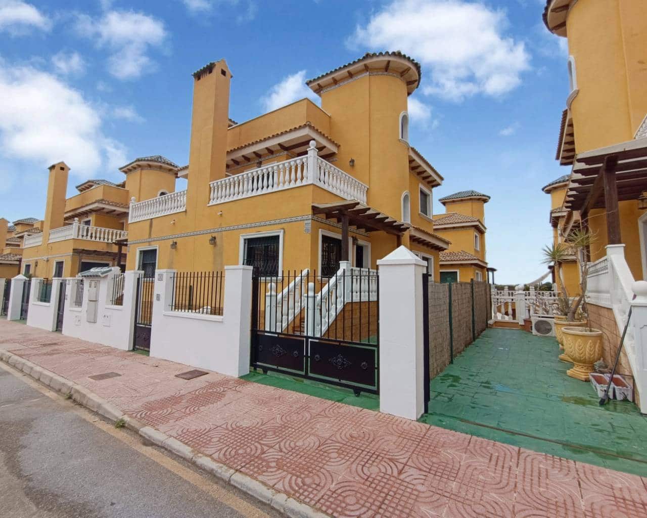 3 soveværelse Semi-Rækkehus til salg i Ciudad Quesada med swimmingpool - € 265.000 (Ref: 8568925)