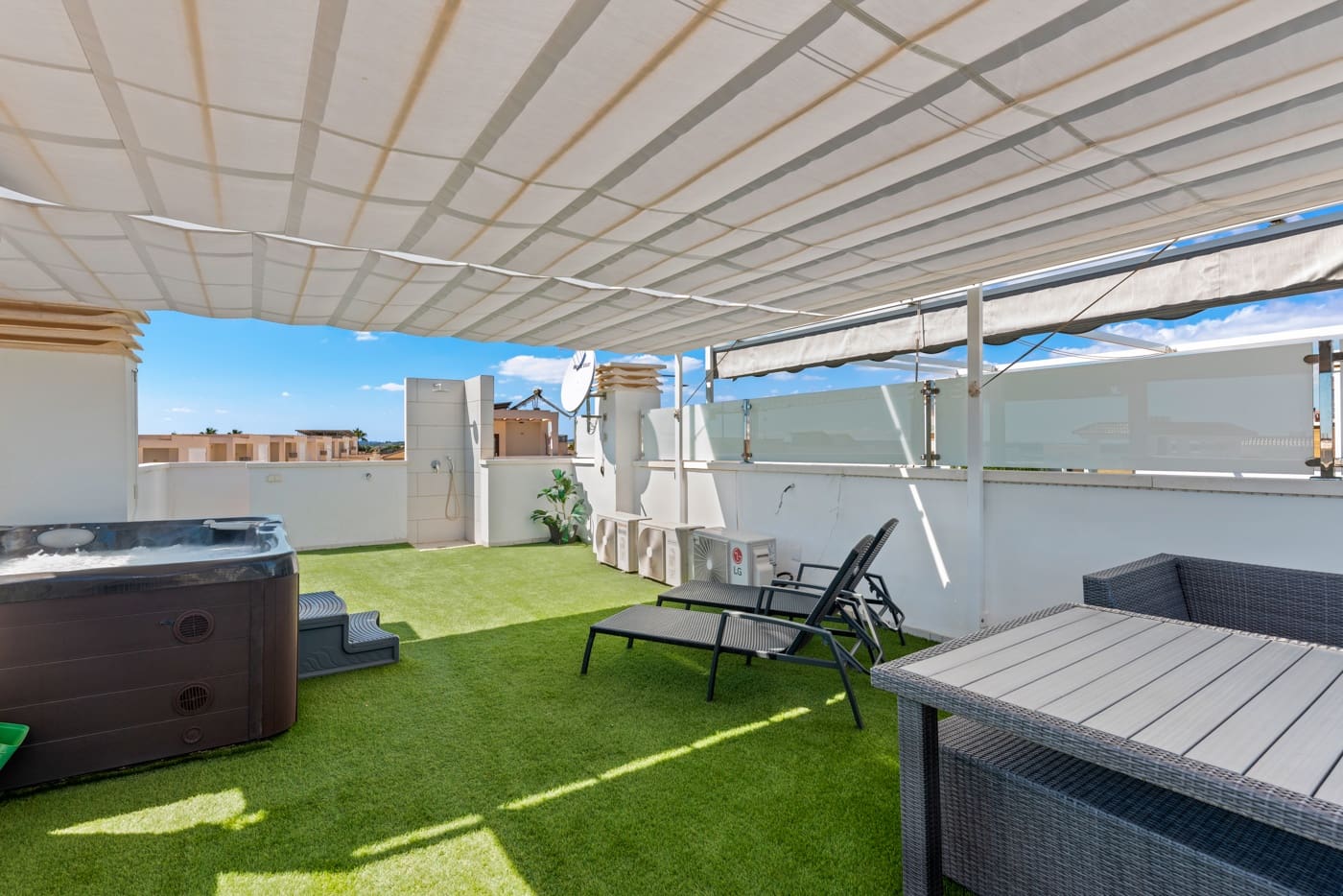 4 soveværelse Semi-Rækkehus til salg i Ciudad Quesada med swimmingpool - € 380.000 (Ref: 8649028)