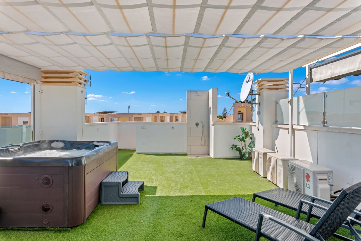 4 soveværelse Semi-Rækkehus til salg i Ciudad Quesada med swimmingpool - € 380.000 (Ref: 8649028)