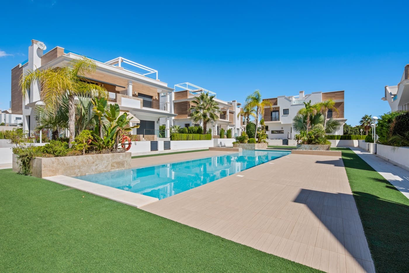 4 soveværelse Semi-Rækkehus til salg i Ciudad Quesada med swimmingpool - € 380.000 (Ref: 8649028)