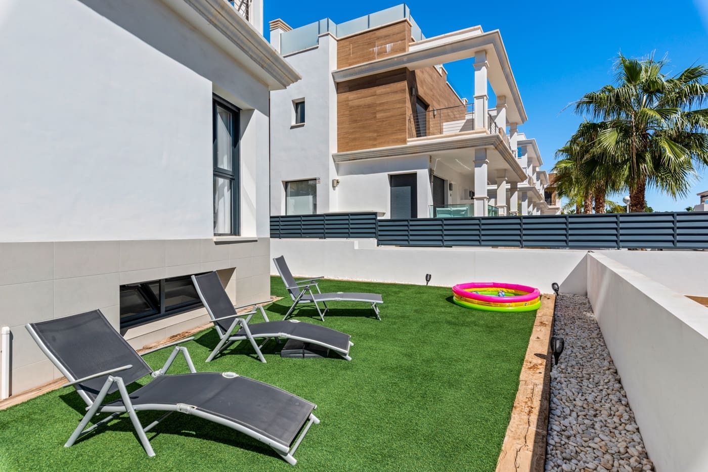 4 soveværelse Semi-Rækkehus til salg i Ciudad Quesada med swimmingpool - € 380.000 (Ref: 8649028)