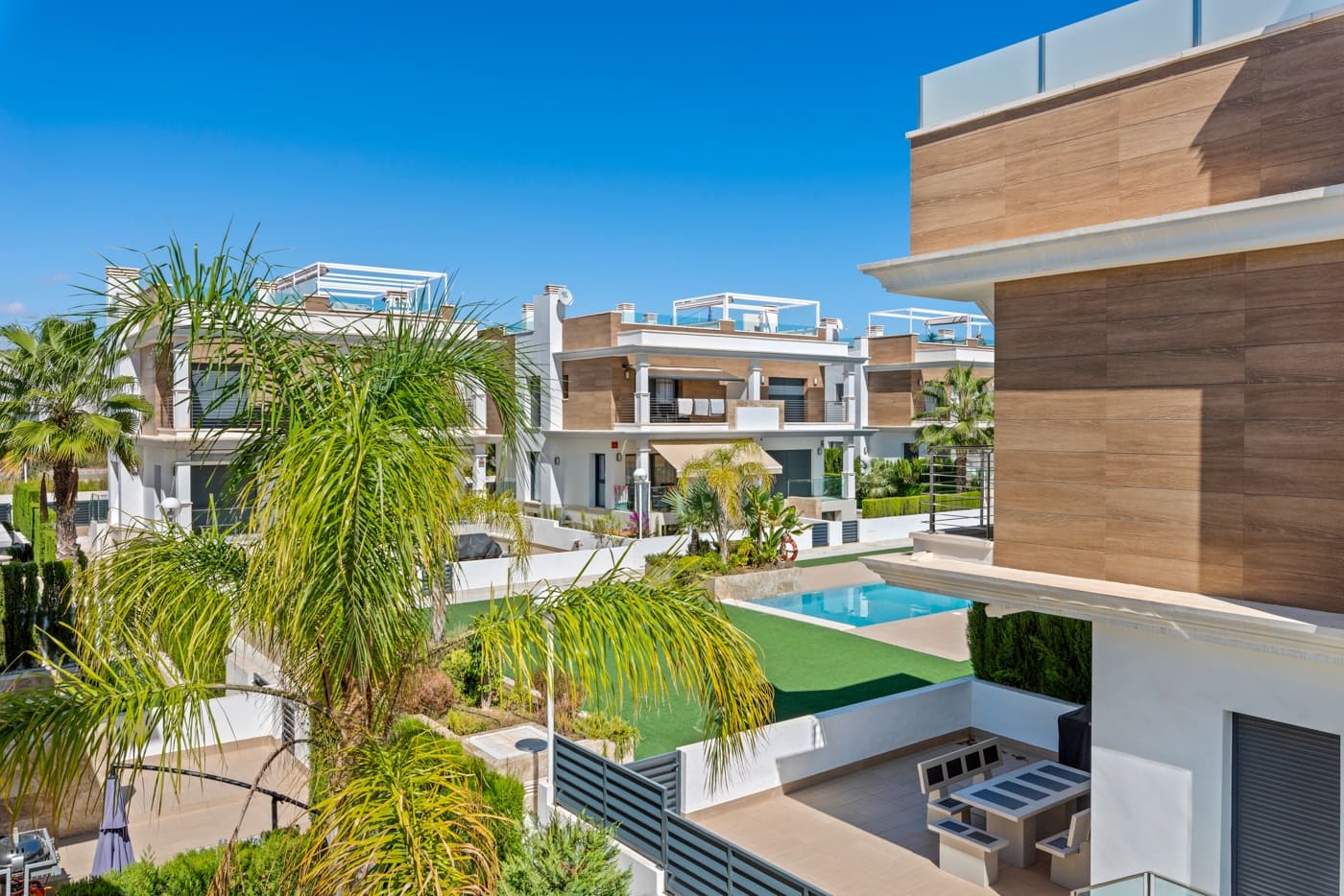 4 soveværelse Semi-Rækkehus til salg i Ciudad Quesada med swimmingpool - € 380.000 (Ref: 8649028)