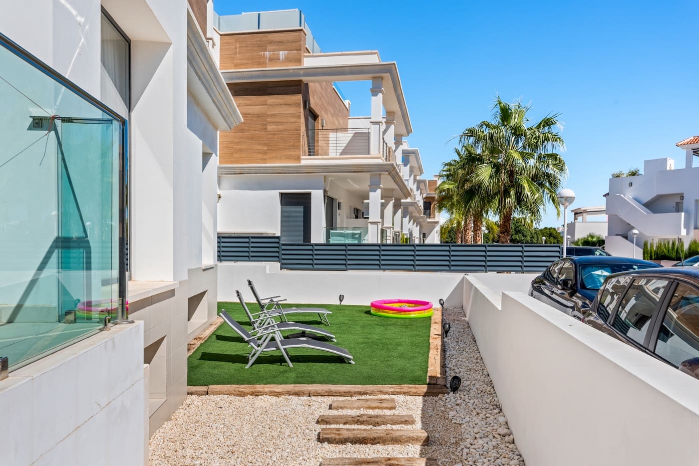 4 soveværelse Semi-Rækkehus til salg i Ciudad Quesada med swimmingpool - € 380.000 (Ref: 8649028)