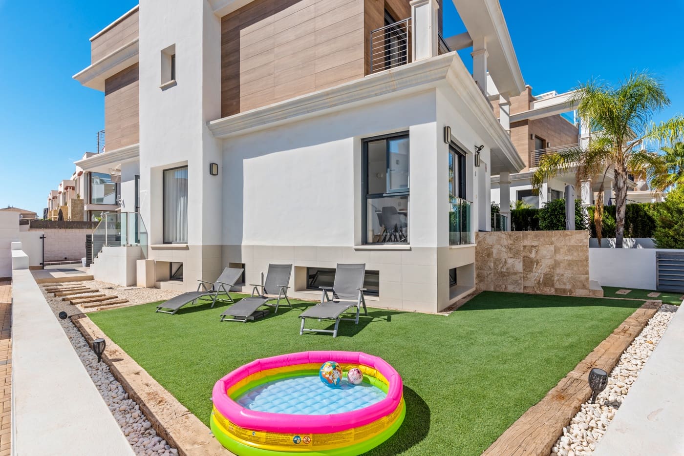 4 soveværelse Semi-Rækkehus til salg i Ciudad Quesada med swimmingpool - € 380.000 (Ref: 8649028)