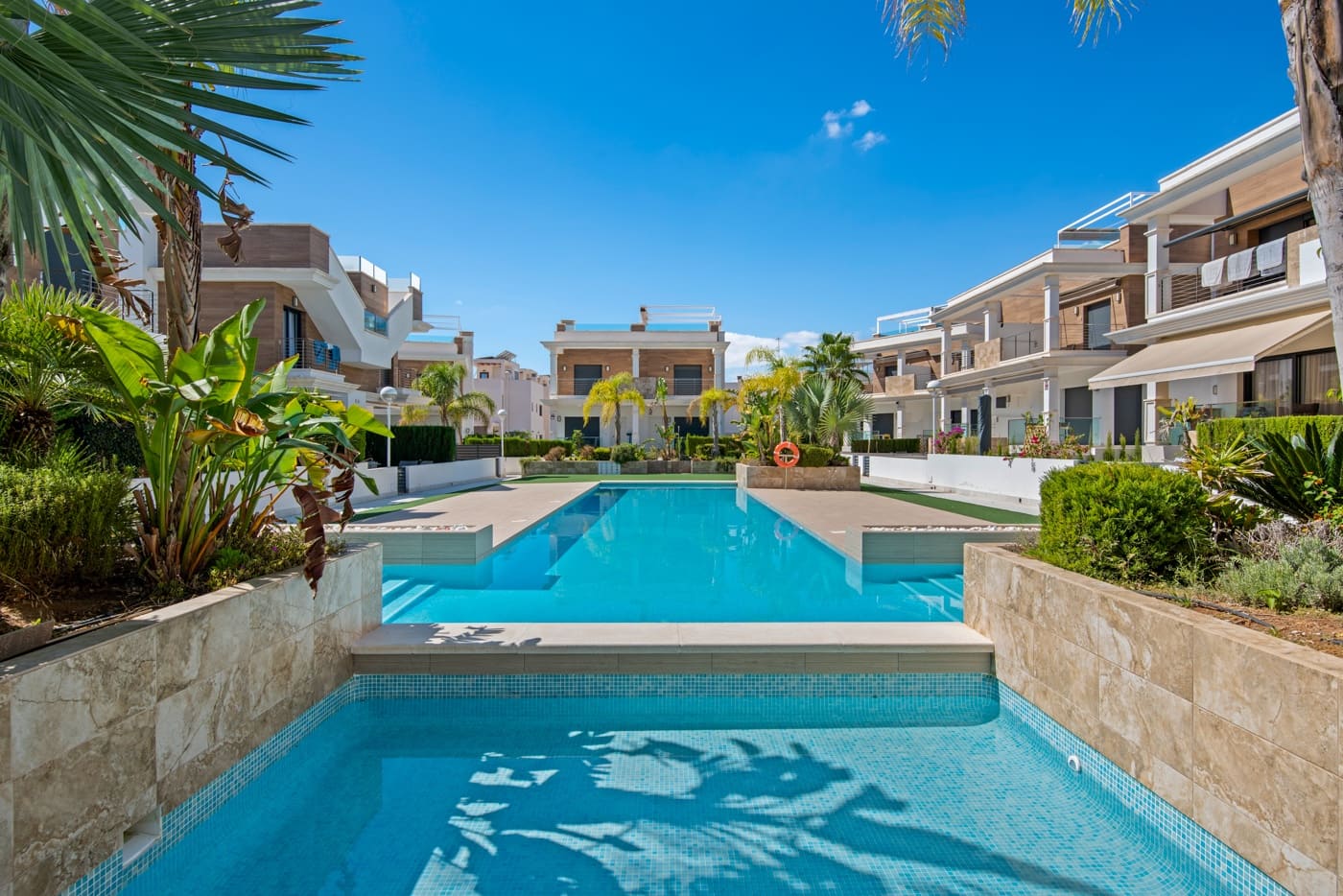 4 soveværelse Semi-Rækkehus til salg i Ciudad Quesada med swimmingpool - € 380.000 (Ref: 8649028)