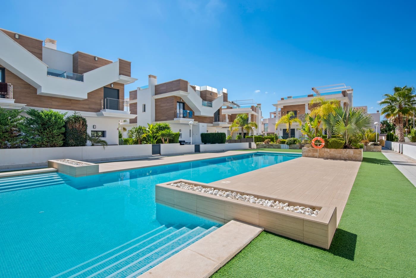 4 soveværelse Semi-Rækkehus til salg i Ciudad Quesada med swimmingpool - € 380.000 (Ref: 8649028)