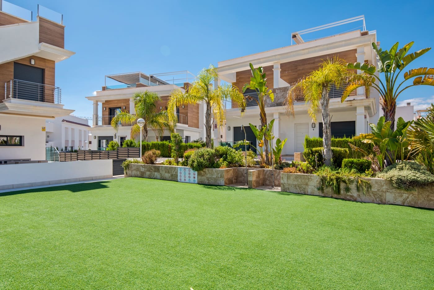 4 soveværelse Semi-Rækkehus til salg i Ciudad Quesada med swimmingpool - € 380.000 (Ref: 8649028)