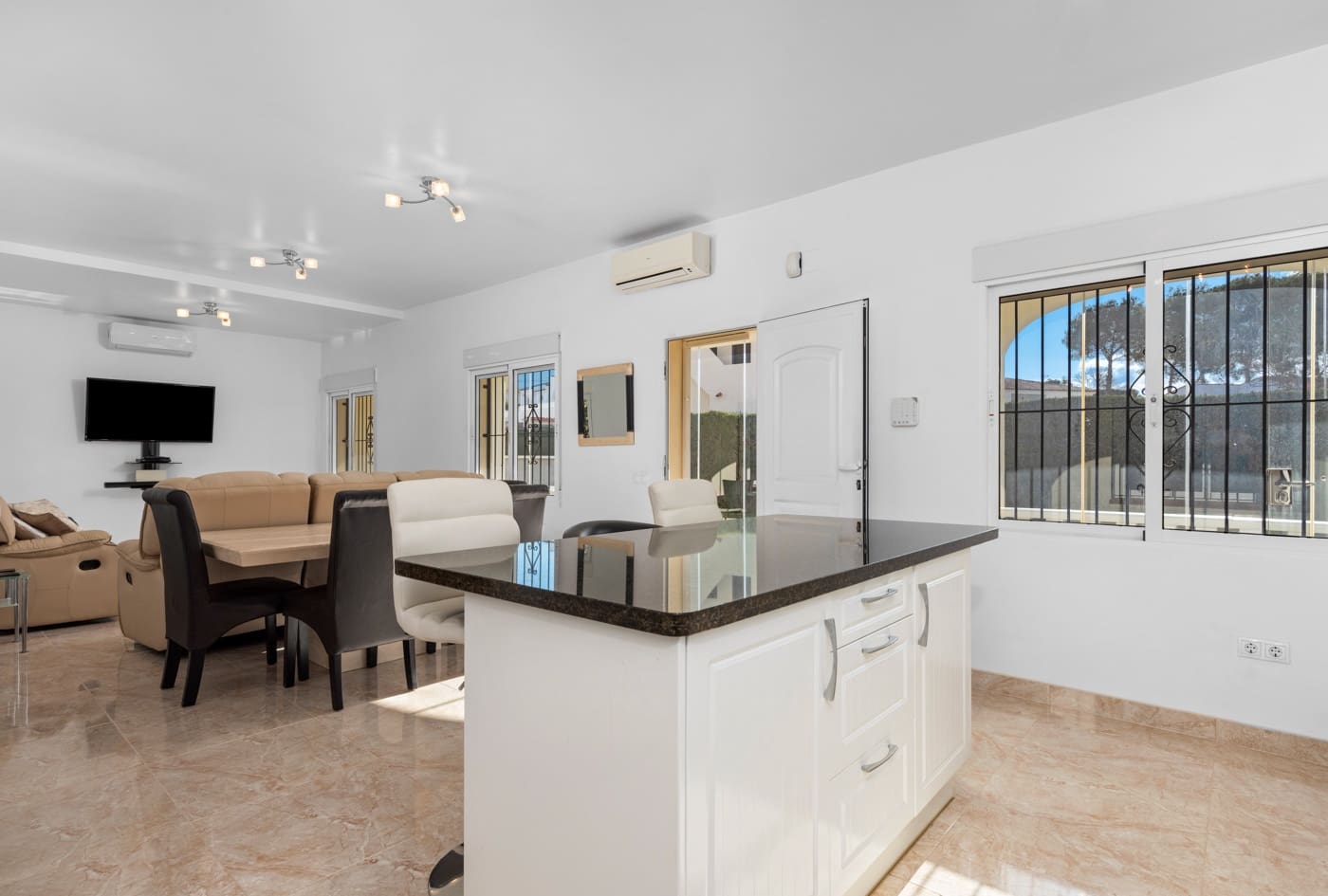 Chalet de 3 habitaciones en Torrevieja en venta con piscina - 395.000 € (Ref: 8788283)