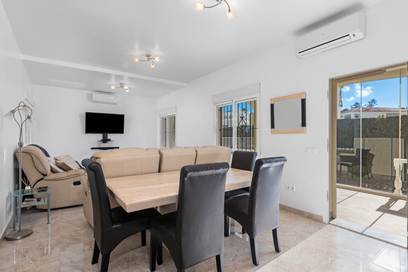 Chalet de 3 habitaciones en Torrevieja en venta con piscina - 395.000 € (Ref: 8788283)