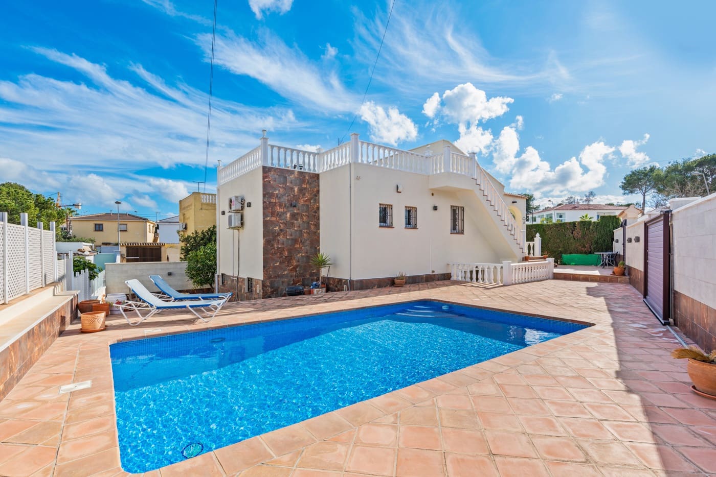 Chalet de 3 habitaciones en Torrevieja en venta con piscina - 395.000 € (Ref: 8788283)