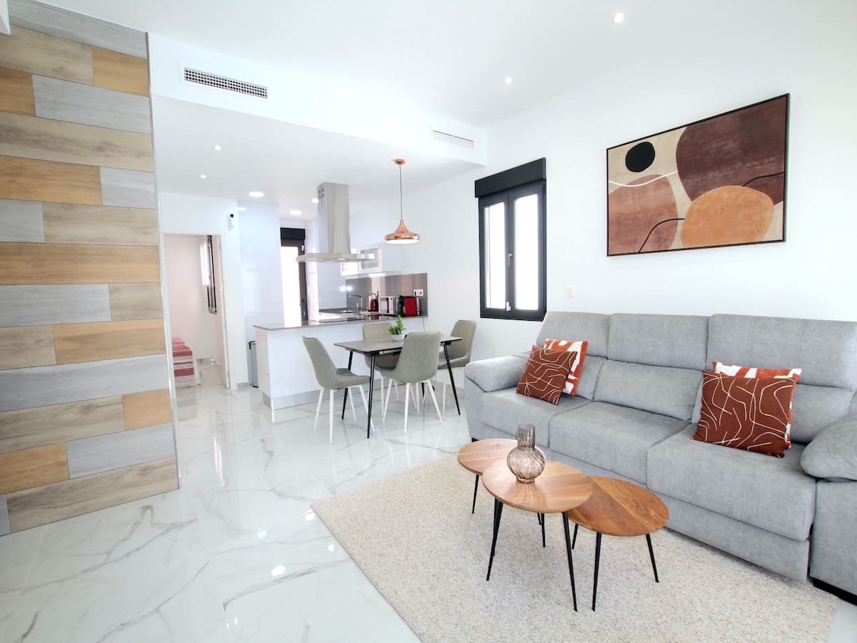 3 soveværelse Villa til salg i Torrevieja med swimmingpool - € 375.000 (Ref: 8989923)