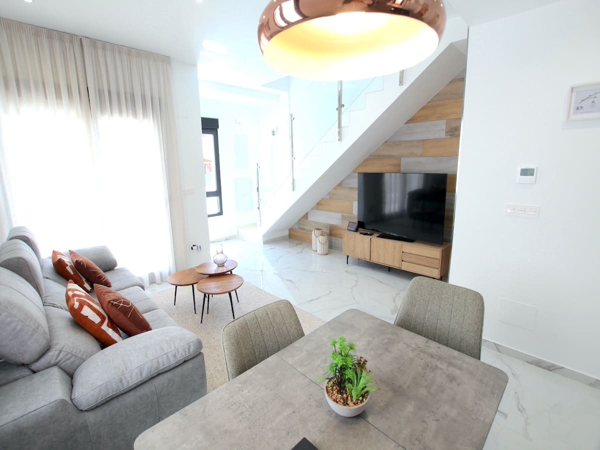 3 soveværelse Villa til salg i Torrevieja med swimmingpool - € 375.000 (Ref: 8989923)