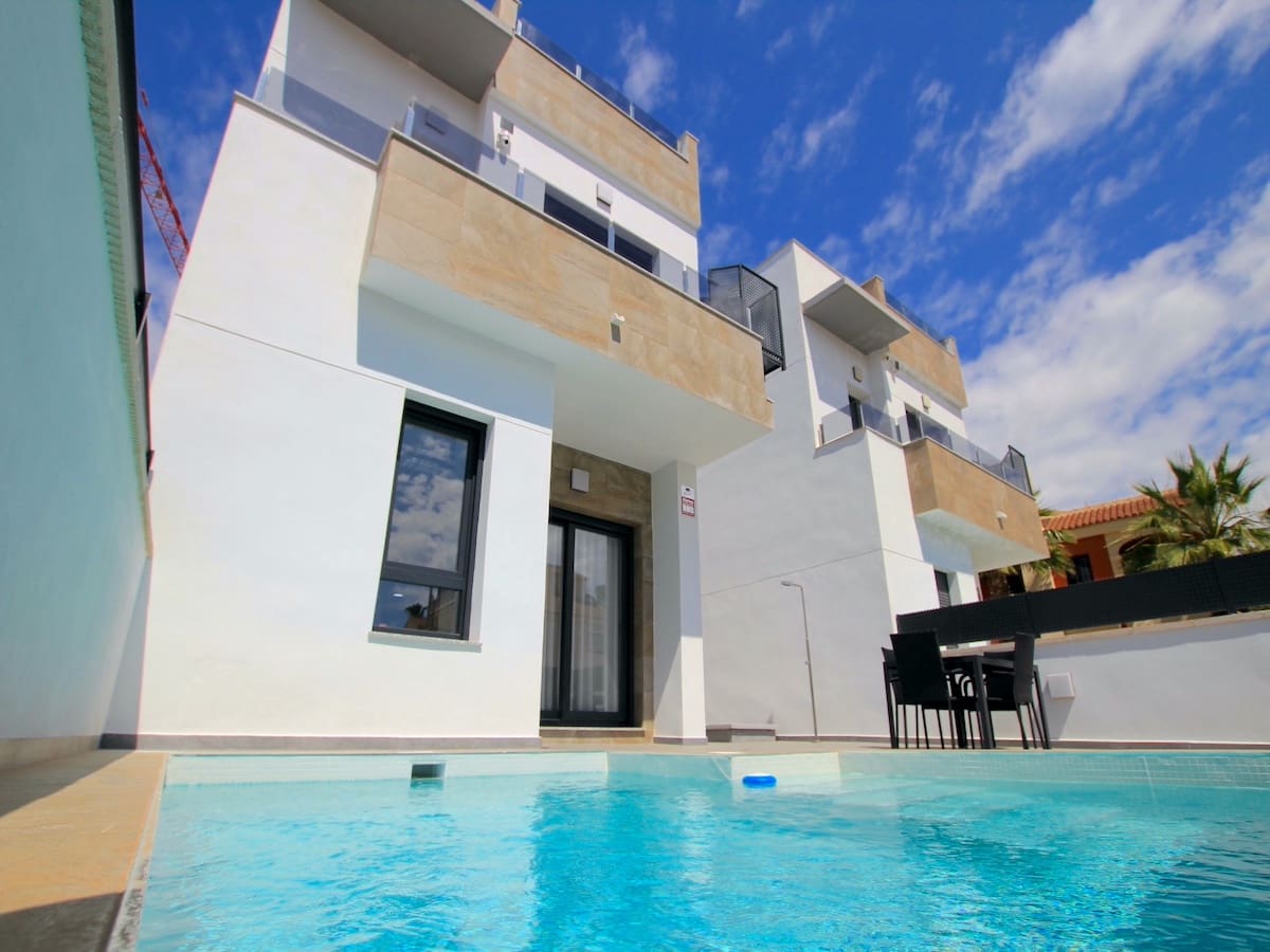 3 soveværelse Villa til salg i Torrevieja med swimmingpool - € 375.000 (Ref: 8989923)